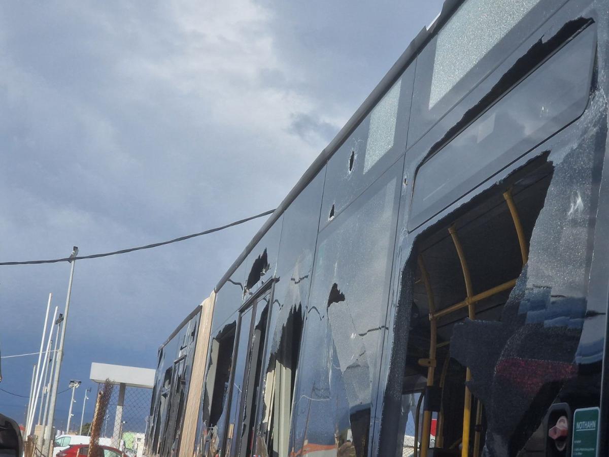 Ηράκλειο: Σοβαρές ζημιές σε λεωφορεία και Ι.Χ. μετά τον πετροπόλεμο στο αμαξοστάσιο του Αστικού ΚΤΕΛ! - Δείτε εικόνες 11 Ηράκλειο: Σοβαρές ζημιές σε λεωφορεία και Ι.Χ. μετά τον πετροπόλεμο στο αμαξοστάσιο του Αστικού ΚΤΕΛ! - Δείτε εικόνες