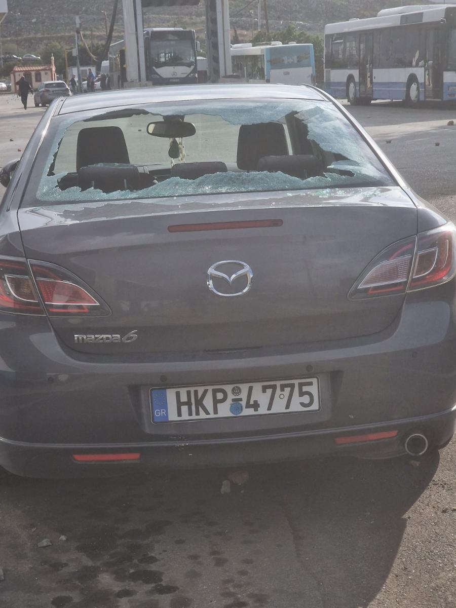 Ηράκλειο: Σοβαρές ζημιές σε λεωφορεία και Ι.Χ. μετά τον πετροπόλεμο στο αμαξοστάσιο του Αστικού ΚΤΕΛ! - Δείτε εικόνες 12 Ηράκλειο: Σοβαρές ζημιές σε λεωφορεία και Ι.Χ. μετά τον πετροπόλεμο στο αμαξοστάσιο του Αστικού ΚΤΕΛ! - Δείτε εικόνες