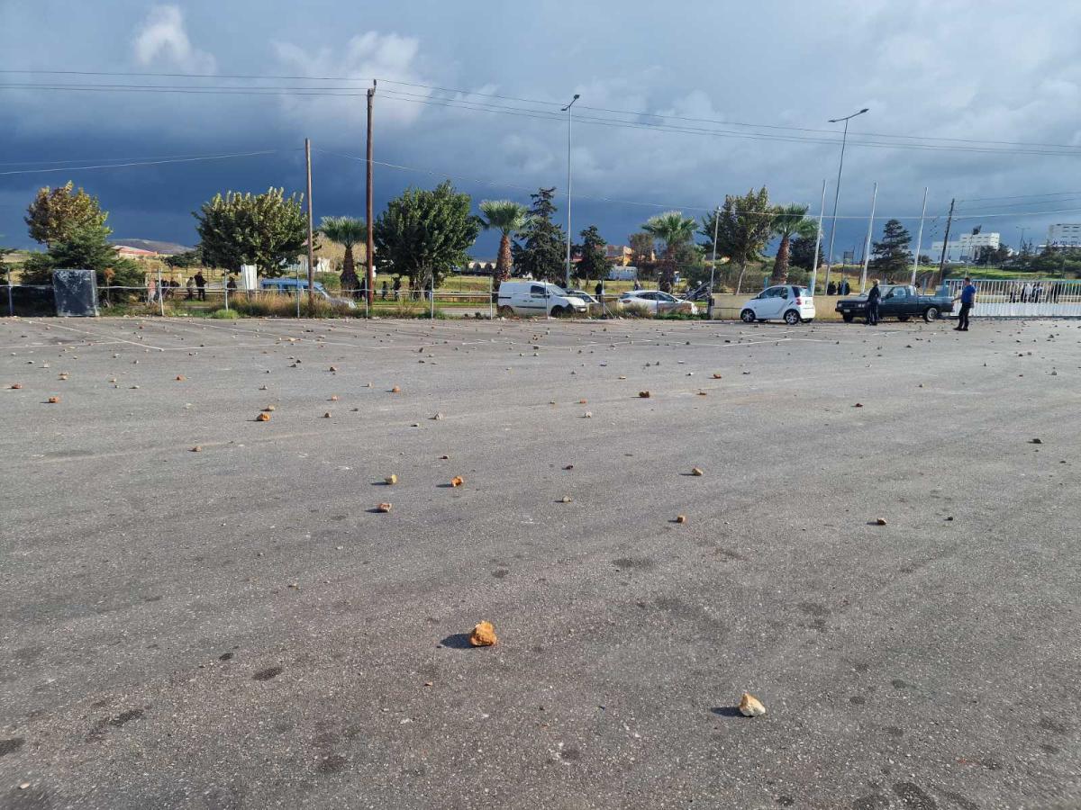 Ηράκλειο: Σοβαρές ζημιές σε λεωφορεία και Ι.Χ. μετά τον πετροπόλεμο στο αμαξοστάσιο του Αστικού ΚΤΕΛ! - Δείτε εικόνες 22 Ηράκλειο: Σοβαρές ζημιές σε λεωφορεία και Ι.Χ. μετά τον πετροπόλεμο στο αμαξοστάσιο του Αστικού ΚΤΕΛ! - Δείτε εικόνες