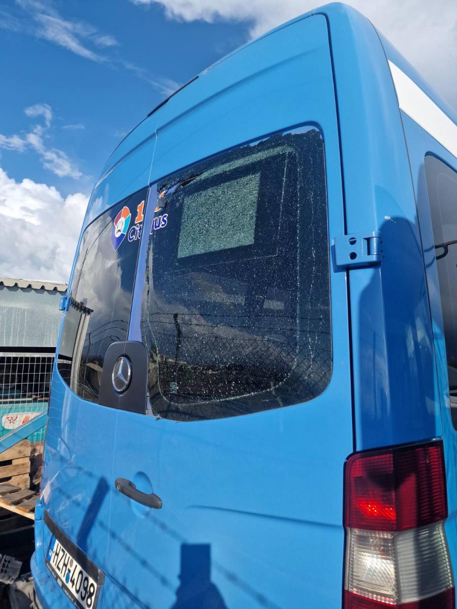 Ηράκλειο: Σοβαρές ζημιές σε λεωφορεία και Ι.Χ. μετά τον πετροπόλεμο στο αμαξοστάσιο του Αστικού ΚΤΕΛ! - Δείτε εικόνες 18 Ηράκλειο: Σοβαρές ζημιές σε λεωφορεία και Ι.Χ. μετά τον πετροπόλεμο στο αμαξοστάσιο του Αστικού ΚΤΕΛ! - Δείτε εικόνες