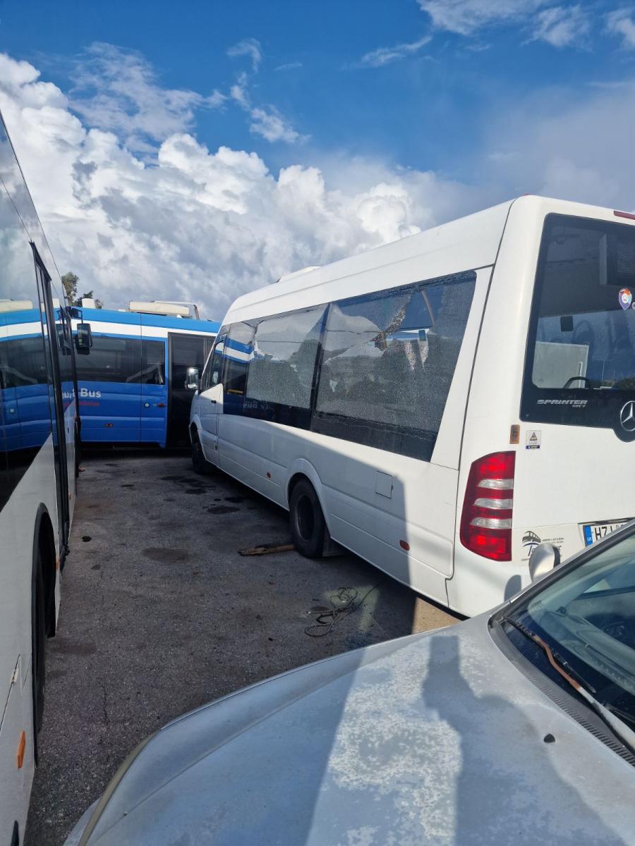 Ηράκλειο: Σοβαρές ζημιές σε λεωφορεία και Ι.Χ. μετά τον πετροπόλεμο στο αμαξοστάσιο του Αστικού ΚΤΕΛ! - Δείτε εικόνες 16 Ηράκλειο: Σοβαρές ζημιές σε λεωφορεία και Ι.Χ. μετά τον πετροπόλεμο στο αμαξοστάσιο του Αστικού ΚΤΕΛ! - Δείτε εικόνες