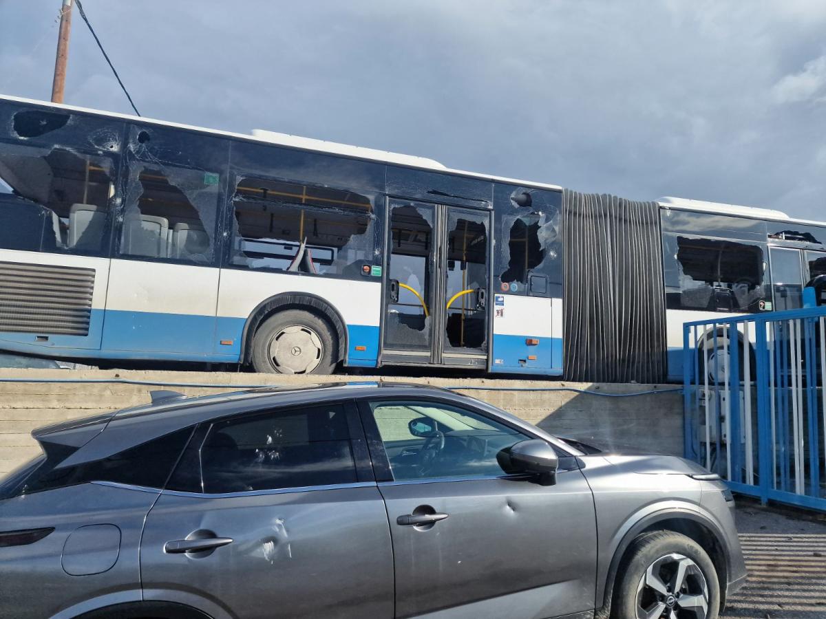 Ηράκλειο: Σοβαρές ζημιές σε λεωφορεία και Ι.Χ. μετά τον πετροπόλεμο στο αμαξοστάσιο του Αστικού ΚΤΕΛ! - Δείτε εικόνες 13 Ηράκλειο: Σοβαρές ζημιές σε λεωφορεία και Ι.Χ. μετά τον πετροπόλεμο στο αμαξοστάσιο του Αστικού ΚΤΕΛ! - Δείτε εικόνες