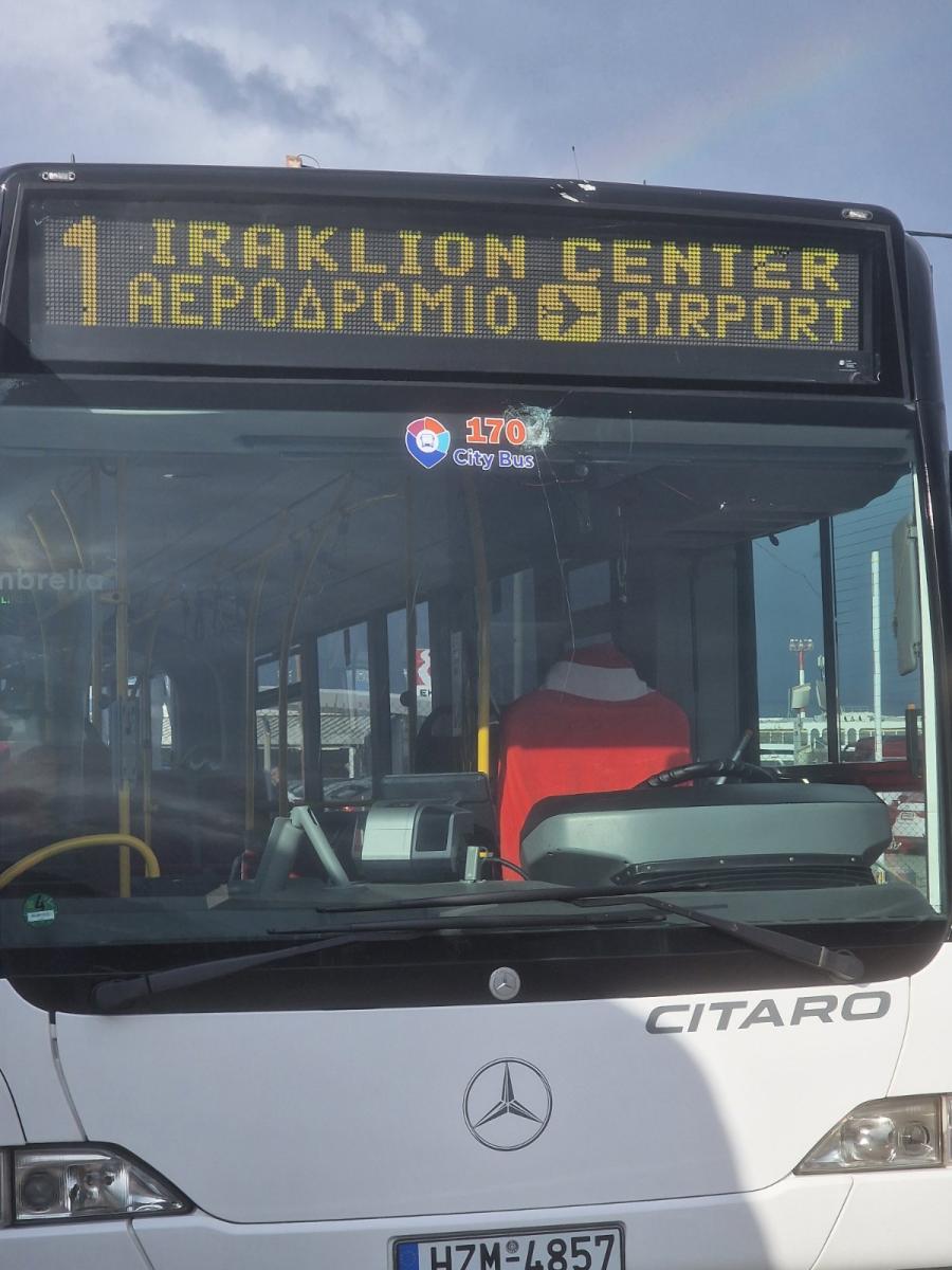 Ηράκλειο: Σοβαρές ζημιές σε λεωφορεία και Ι.Χ. μετά τον πετροπόλεμο στο αμαξοστάσιο του Αστικού ΚΤΕΛ! - Δείτε εικόνες 7 Ηράκλειο: Σοβαρές ζημιές σε λεωφορεία και Ι.Χ. μετά τον πετροπόλεμο στο αμαξοστάσιο του Αστικού ΚΤΕΛ! - Δείτε εικόνες