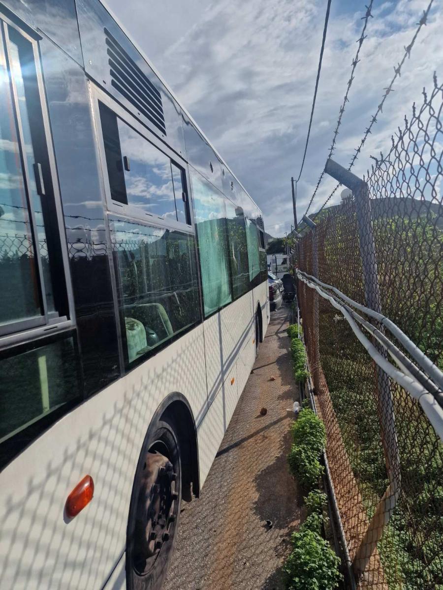 Ηράκλειο: Σοβαρές ζημιές σε λεωφορεία και Ι.Χ. μετά τον πετροπόλεμο στο αμαξοστάσιο του Αστικού ΚΤΕΛ! - Δείτε εικόνες 20 Ηράκλειο: Σοβαρές ζημιές σε λεωφορεία και Ι.Χ. μετά τον πετροπόλεμο στο αμαξοστάσιο του Αστικού ΚΤΕΛ! - Δείτε εικόνες