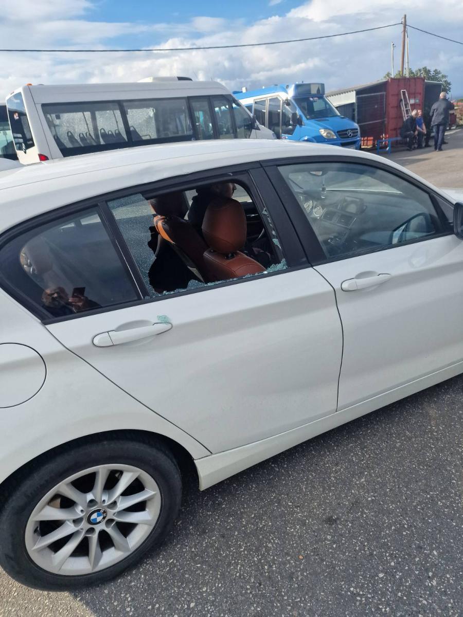 Ηράκλειο: Σοβαρές ζημιές σε λεωφορεία και Ι.Χ. μετά τον πετροπόλεμο στο αμαξοστάσιο του Αστικού ΚΤΕΛ! - Δείτε εικόνες 23 Ηράκλειο: Σοβαρές ζημιές σε λεωφορεία και Ι.Χ. μετά τον πετροπόλεμο στο αμαξοστάσιο του Αστικού ΚΤΕΛ! - Δείτε εικόνες