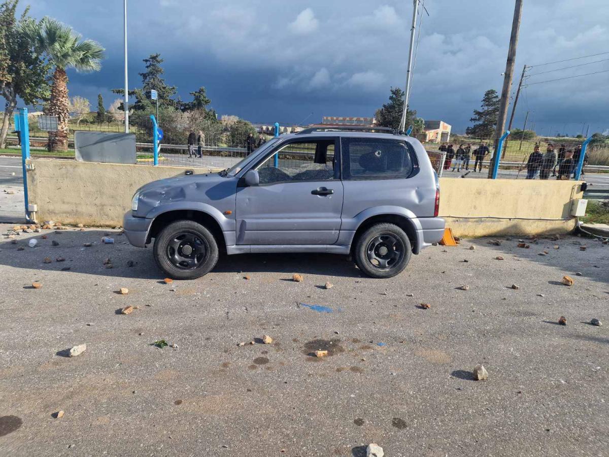 Ηράκλειο: Σοβαρές ζημιές σε λεωφορεία και Ι.Χ. μετά τον πετροπόλεμο στο αμαξοστάσιο του Αστικού ΚΤΕΛ! - Δείτε εικόνες 26 Ηράκλειο: Σοβαρές ζημιές σε λεωφορεία και Ι.Χ. μετά τον πετροπόλεμο στο αμαξοστάσιο του Αστικού ΚΤΕΛ! - Δείτε εικόνες