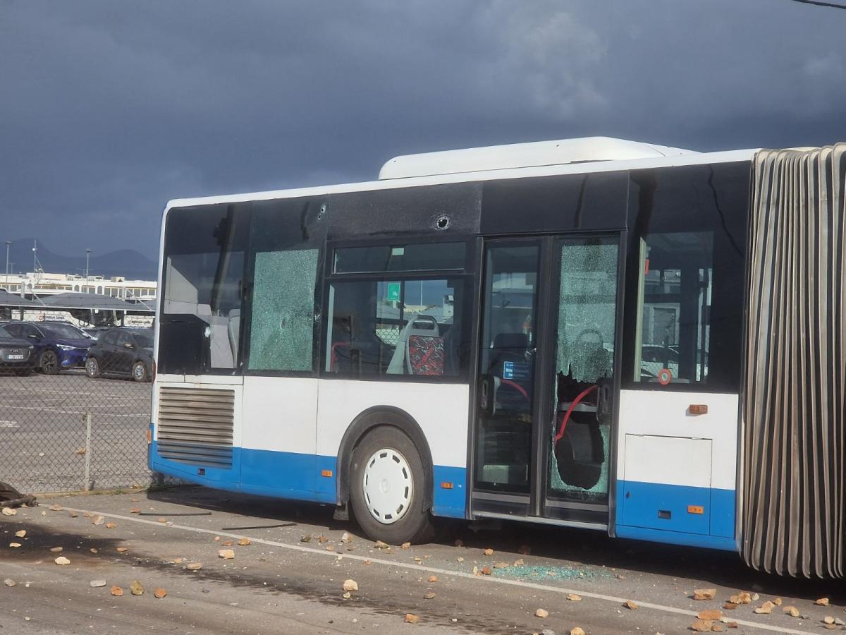 Ηράκλειο: Σοβαρές ζημιές σε λεωφορεία και Ι.Χ. μετά τον πετροπόλεμο στο αμαξοστάσιο του Αστικού ΚΤΕΛ! - Δείτε εικόνες 27 Ηράκλειο: Σοβαρές ζημιές σε λεωφορεία και Ι.Χ. μετά τον πετροπόλεμο στο αμαξοστάσιο του Αστικού ΚΤΕΛ! - Δείτε εικόνες