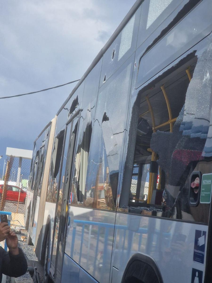 Ηράκλειο: Σοβαρές ζημιές σε λεωφορεία και Ι.Χ. μετά τον πετροπόλεμο στο αμαξοστάσιο του Αστικού ΚΤΕΛ! - Δείτε εικόνες 29 Ηράκλειο: Σοβαρές ζημιές σε λεωφορεία και Ι.Χ. μετά τον πετροπόλεμο στο αμαξοστάσιο του Αστικού ΚΤΕΛ! - Δείτε εικόνες