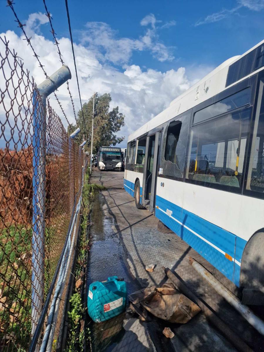 Ηράκλειο: Σοβαρές ζημιές σε λεωφορεία και Ι.Χ. μετά τον πετροπόλεμο στο αμαξοστάσιο του Αστικού ΚΤΕΛ! - Δείτε εικόνες 32 Ηράκλειο: Σοβαρές ζημιές σε λεωφορεία και Ι.Χ. μετά τον πετροπόλεμο στο αμαξοστάσιο του Αστικού ΚΤΕΛ! - Δείτε εικόνες