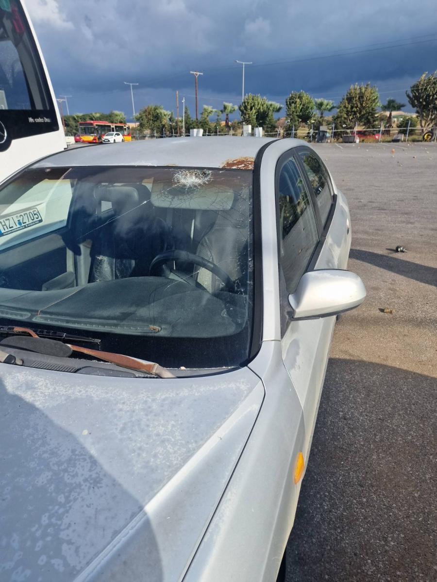 Ηράκλειο: Σοβαρές ζημιές σε λεωφορεία και Ι.Χ. μετά τον πετροπόλεμο στο αμαξοστάσιο του Αστικού ΚΤΕΛ! - Δείτε εικόνες 33 Ηράκλειο: Σοβαρές ζημιές σε λεωφορεία και Ι.Χ. μετά τον πετροπόλεμο στο αμαξοστάσιο του Αστικού ΚΤΕΛ! - Δείτε εικόνες