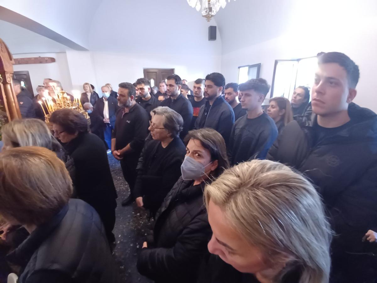 Μεσαρά: Σπαραγμός και οδύνη στο τελευταίο αντίο στον αγαπητό Μπάμπη Γερωνυμάκη 5 Μεσαρά: Σπαραγμός και οδύνη στο τελευταίο αντίο στον αγαπητό Μπάμπη Γερωνυμάκη