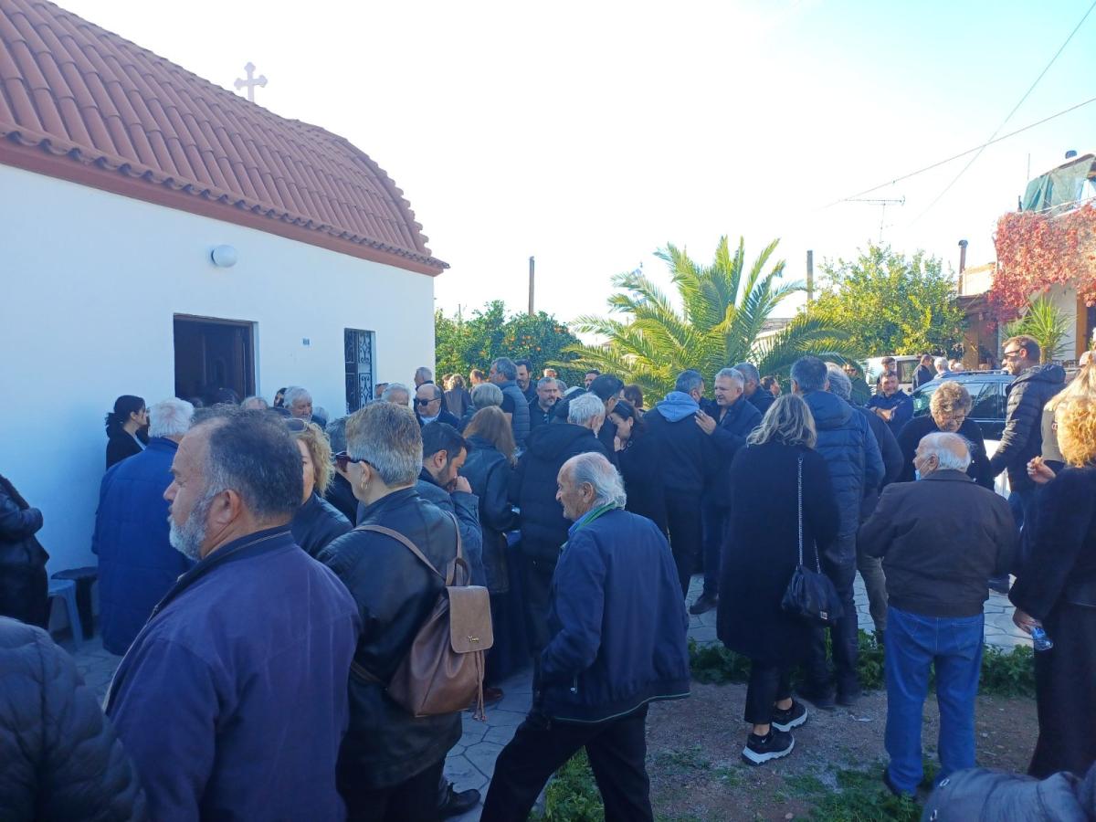 Μεσαρά: Σπαραγμός και οδύνη στο τελευταίο αντίο στον αγαπητό Μπάμπη Γερωνυμάκη 4 Μεσαρά: Σπαραγμός και οδύνη στο τελευταίο αντίο στον αγαπητό Μπάμπη Γερωνυμάκη