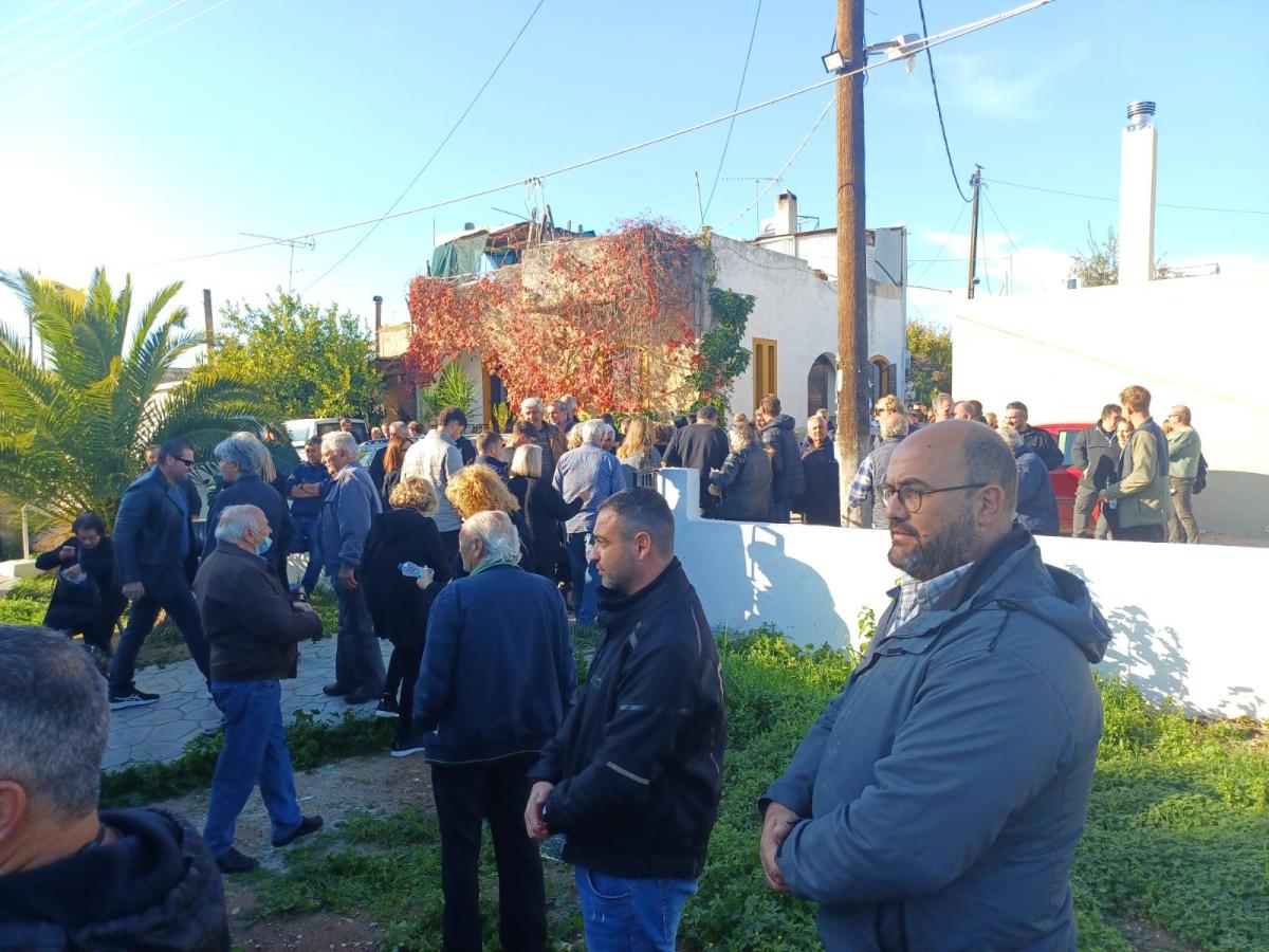 Μεσαρά: Σπαραγμός και οδύνη στο τελευταίο αντίο στον αγαπητό Μπάμπη Γερωνυμάκη 3 Μεσαρά: Σπαραγμός και οδύνη στο τελευταίο αντίο στον αγαπητό Μπάμπη Γερωνυμάκη