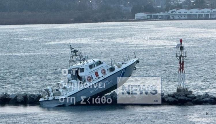 Απίστευτο ατύχημα: Σκάφος του Λιμενικού ανέβηκε στα βράχια! 3 Απίστευτο ατύχημα: Σκάφος του Λιμενικού ανέβηκε στα βράχια!