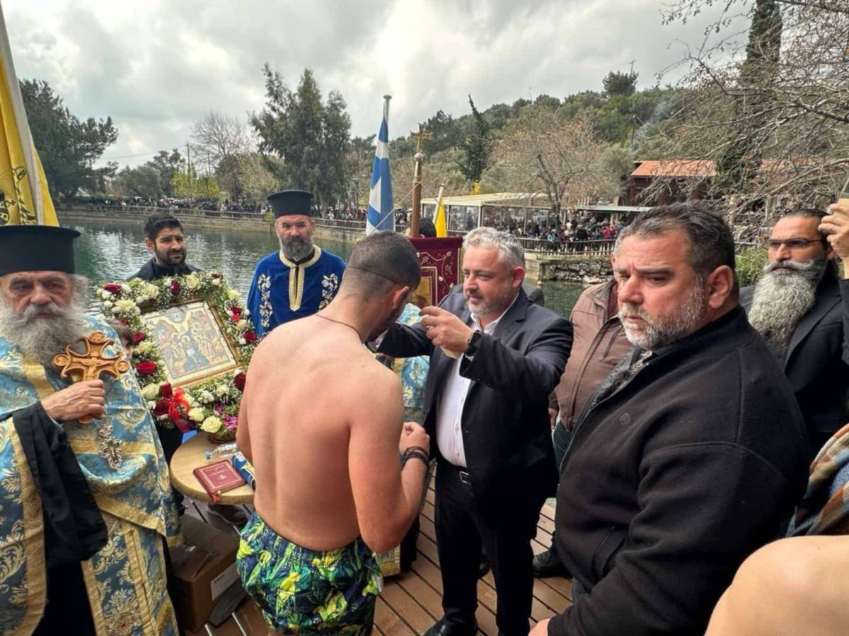 Ζαρός: Ρίψη σταυρού στα πιο... παγωμένα ύδατα της Κρήτης! - Δείτε εικόνες 6 Ζαρός: Ρίψη σταυρού στα πιο... παγωμένα ύδατα της Κρήτης! - Δείτε εικόνες