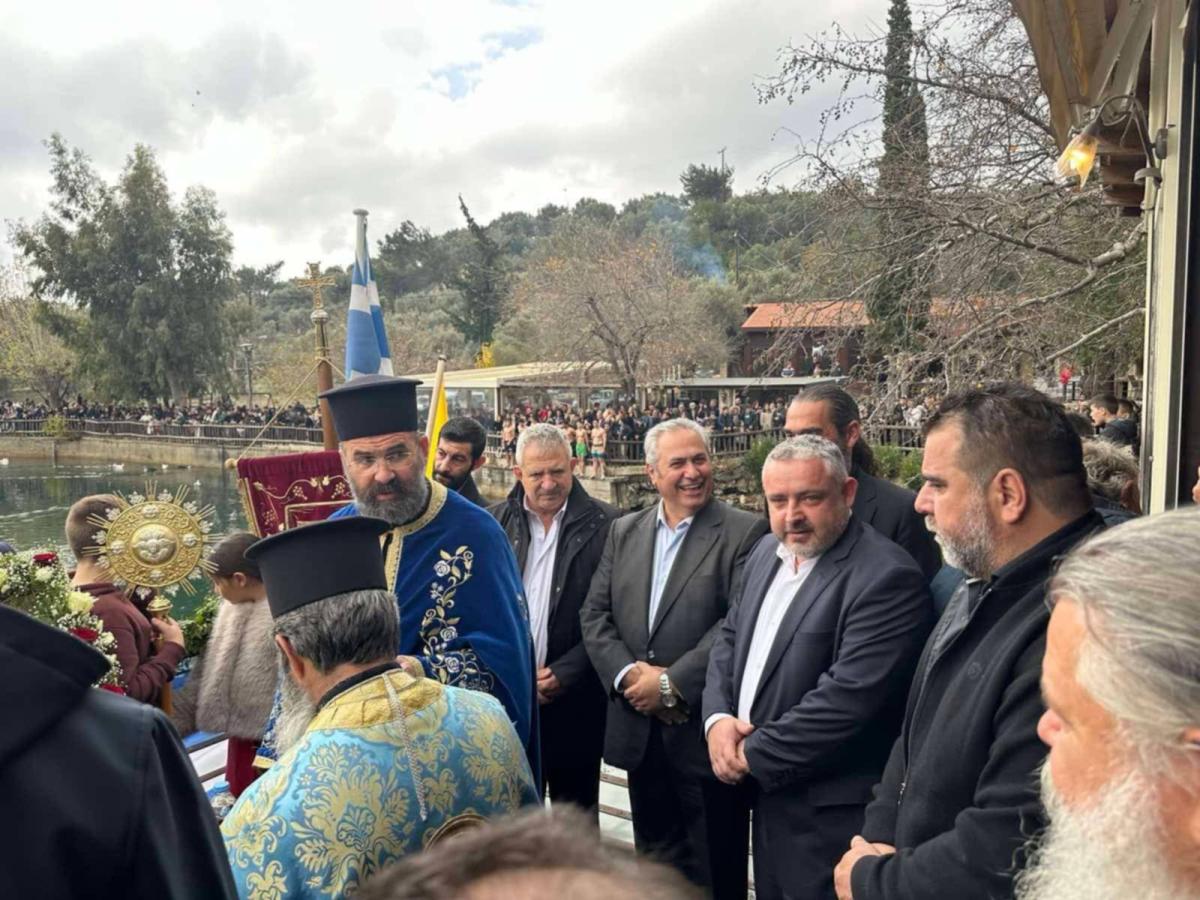 Ζαρός: Ρίψη σταυρού στα πιο... παγωμένα ύδατα της Κρήτης! - Δείτε εικόνες 9 Ζαρός: Ρίψη σταυρού στα πιο... παγωμένα ύδατα της Κρήτης! - Δείτε εικόνες