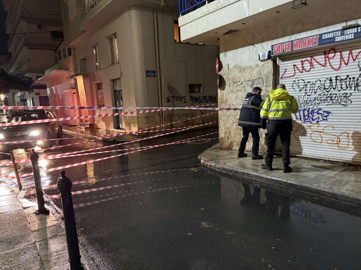 Αναστάτωση στο κέντρο του Ηρακλείου: Αποκολλήθηκαν κομμάτια από το Μέγαρο Κοθρή - Δείτε εικόνες