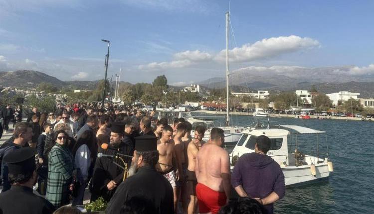 Μεσαρά: Με λαμπρότητα και πλήθος κόσμου ο αγιασμός των υδάτων στον Κόκκινο Πύργο (vid+pics)