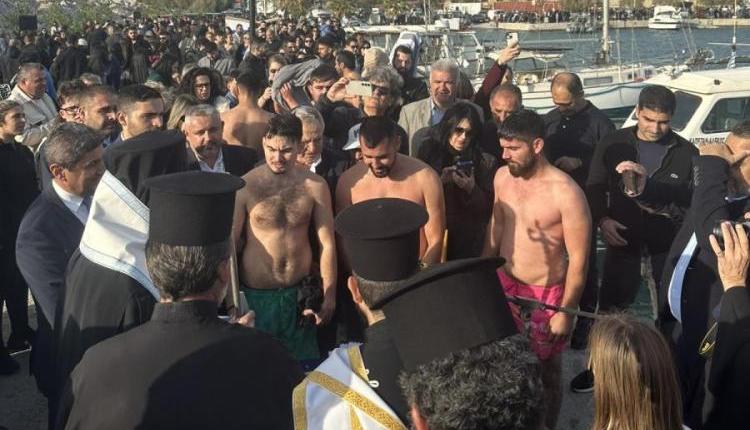 Μεσαρά: Με λαμπρότητα και πλήθος κόσμου ο αγιασμός των υδάτων στον Κόκκινο Πύργο (vid+pics)