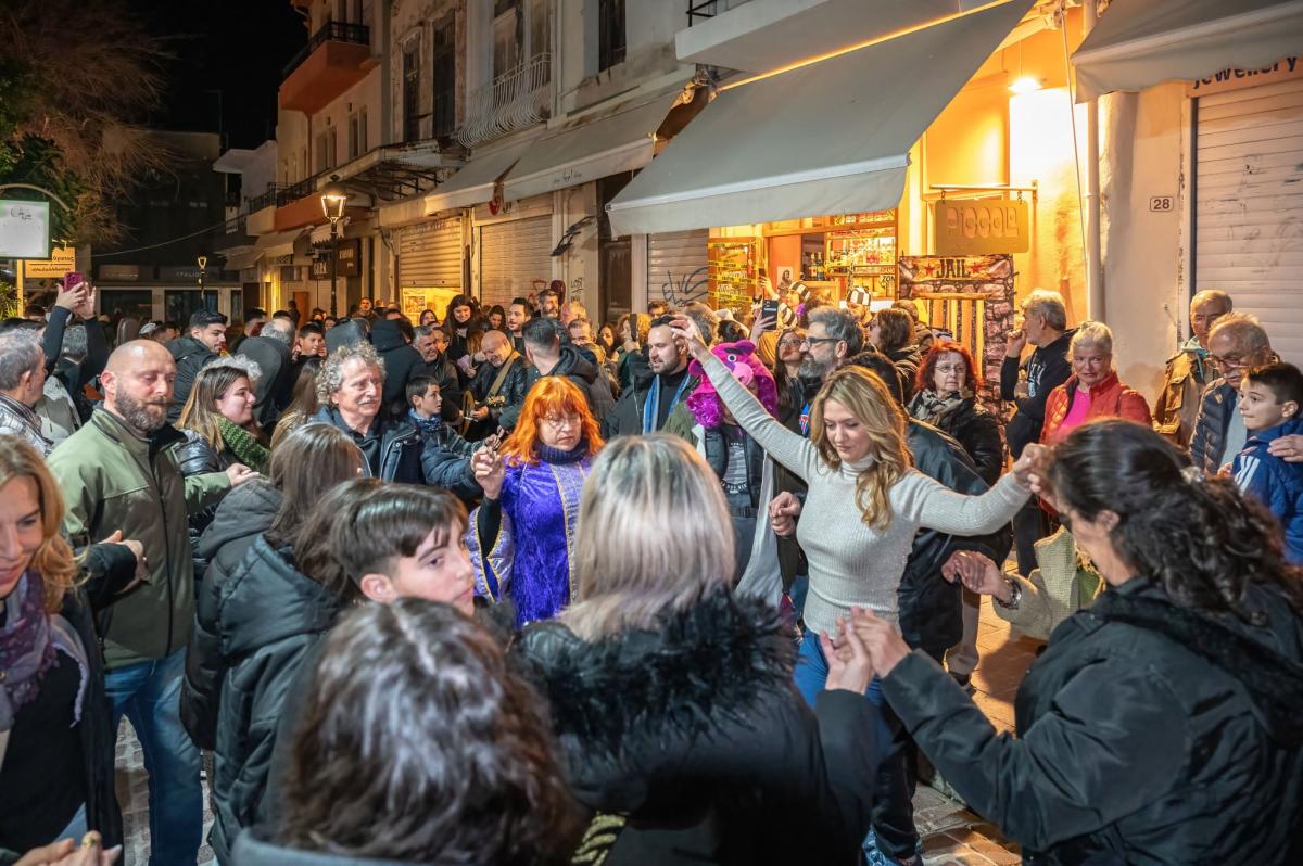Με μαντινάδες και κρητικές καντάδες άνοιξε η αυλαία της κορύφωσης του Ρεθεμνιώτικου Καρναβαλιού 3 Με μαντινάδες και κρητικές καντάδες άνοιξε η αυλαία της κορύφωσης του Ρεθεμνιώτικου Καρναβαλιού