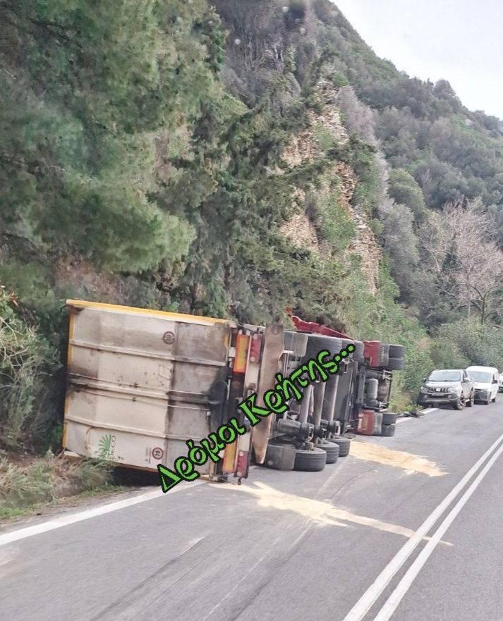 Κρήτη: Κυκλοφοριακό μπλακ άουτ μετά από ανατροπή νταλίκας! 3 Κρήτη: Κυκλοφοριακό μπλακ άουτ μετά από ανατροπή νταλίκας!