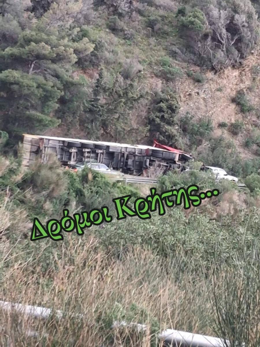 Κρήτη: Κυκλοφοριακό μπλακ άουτ μετά από ανατροπή νταλίκας! 4 Κρήτη: Κυκλοφοριακό μπλακ άουτ μετά από ανατροπή νταλίκας!