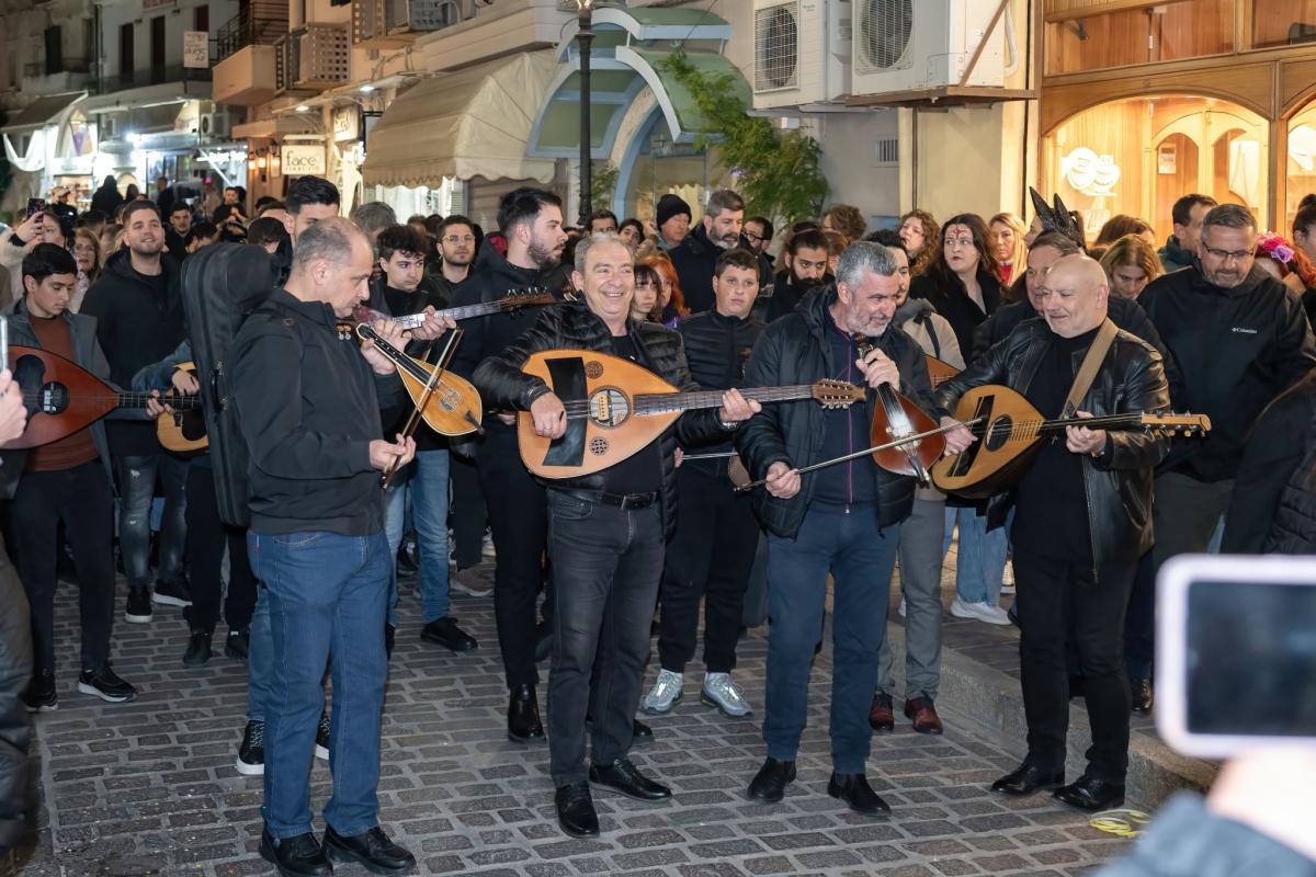 Με μαντινάδες και κρητικές καντάδες άνοιξε η αυλαία της κορύφωσης του Ρεθεμνιώτικου Καρναβαλιού 8 Με μαντινάδες και κρητικές καντάδες άνοιξε η αυλαία της κορύφωσης του Ρεθεμνιώτικου Καρναβαλιού