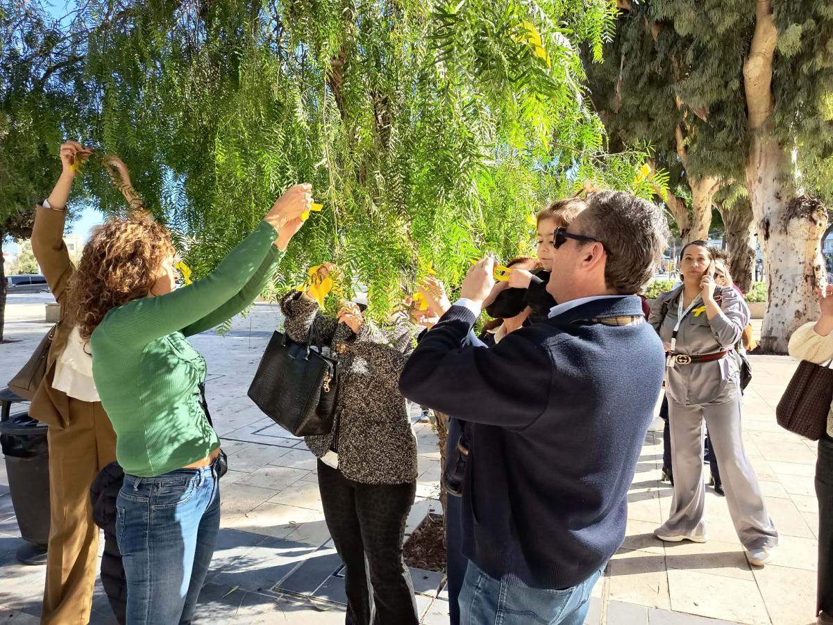 Μήνυμα ελπίδας από το Ηράκλειο: Δέντρα «ντύθηκαν» στα κίτρινα για τα παιδιά που παλεύουν - Σπουδαία πράξη από την ΝΟΔΕ 3 Μήνυμα ελπίδας από το Ηράκλειο: Δέντρα «ντύθηκαν» στα κίτρινα για τα παιδιά που παλεύουν - Σπουδαία πράξη από την ΝΟΔΕ