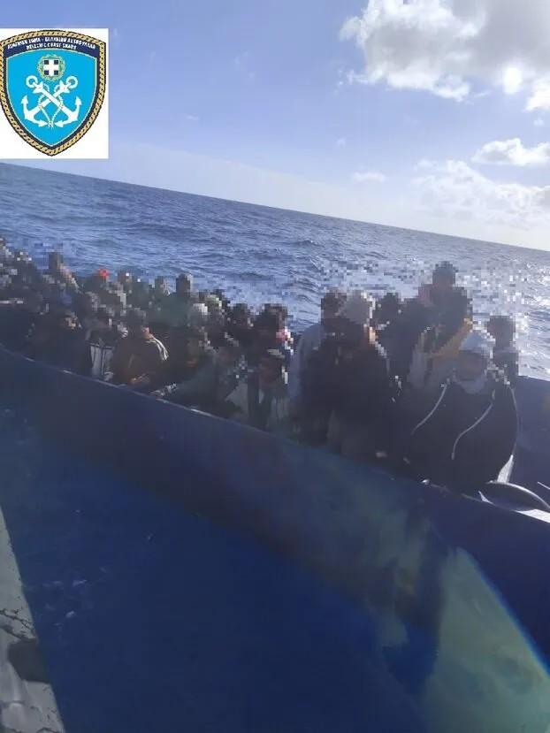 Ναυάγιο νότια της Μεσαράς: Συλλήψεις διακινητών μετά την τραγωδία με τους νεκρούς και τους αγνοούμενους μετανάστες