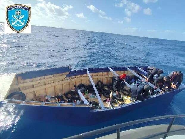 Ναυάγιο νότια της Μεσαράς: Συλλήψεις διακινητών μετά την τραγωδία με τους νεκρούς και τους αγνοούμενους μετανάστες