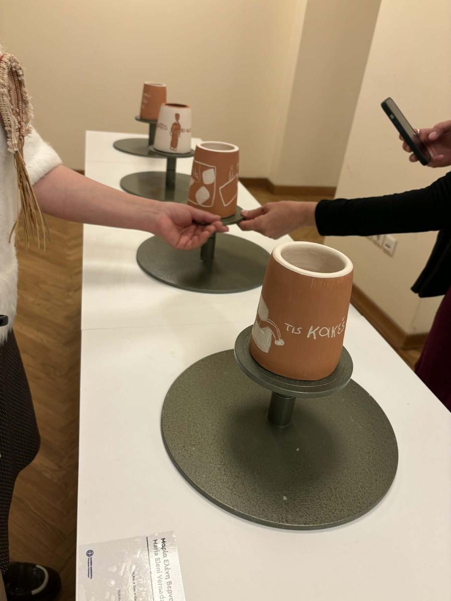 Θραψανό: Η τέχνη που «μάγεψε» την Αθήνα – Δείτε τα έργα των σπουδαστών που εντυπωσίασαν τη Μενδώνη!