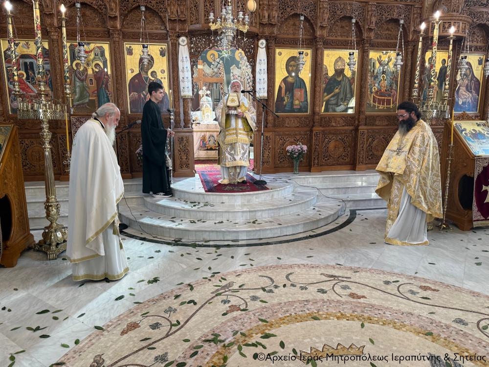 Με κωδωνοκρουσίες και δάφνες η Πρώτη Ανάσταση στη Σητεία: Κατάμεστος ο ναός από πιστούς (pics) 4 Με κωδωνοκρουσίες και δάφνες η Πρώτη Ανάσταση στη Σητεία: Κατάμεστος ο ναός από πιστούς (pics)