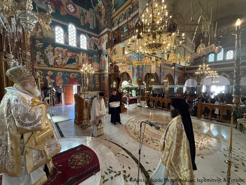 Με κωδωνοκρουσίες και δάφνες η Πρώτη Ανάσταση στη Σητεία: Κατάμεστος ο ναός από πιστούς (pics) 3 Με κωδωνοκρουσίες και δάφνες η Πρώτη Ανάσταση στη Σητεία: Κατάμεστος ο ναός από πιστούς (pics)