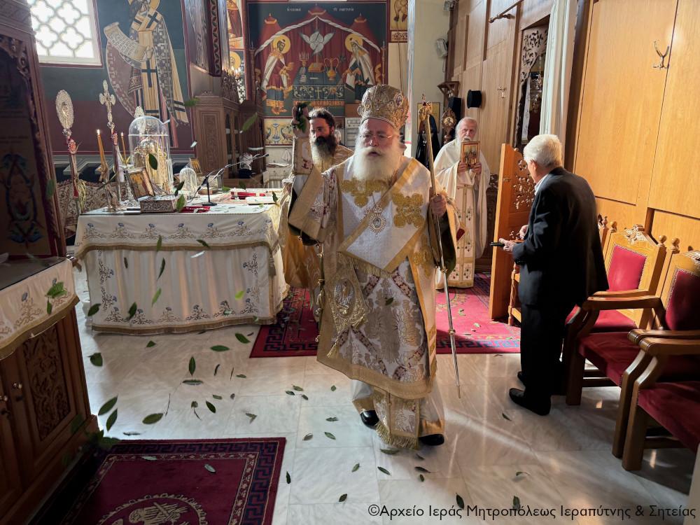 Με κωδωνοκρουσίες και δάφνες η Πρώτη Ανάσταση στη Σητεία: Κατάμεστος ο ναός από πιστούς (pics) 11 Με κωδωνοκρουσίες και δάφνες η Πρώτη Ανάσταση στη Σητεία: Κατάμεστος ο ναός από πιστούς (pics)