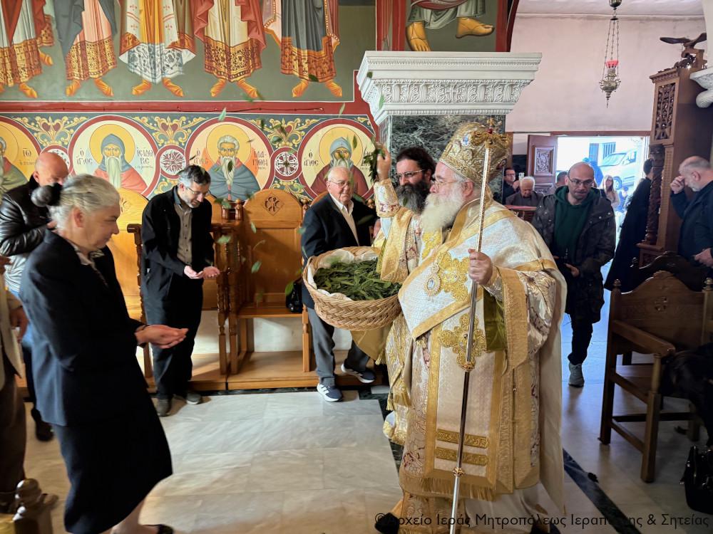 Με κωδωνοκρουσίες και δάφνες η Πρώτη Ανάσταση στη Σητεία: Κατάμεστος ο ναός από πιστούς (pics) 9 Με κωδωνοκρουσίες και δάφνες η Πρώτη Ανάσταση στη Σητεία: Κατάμεστος ο ναός από πιστούς (pics)