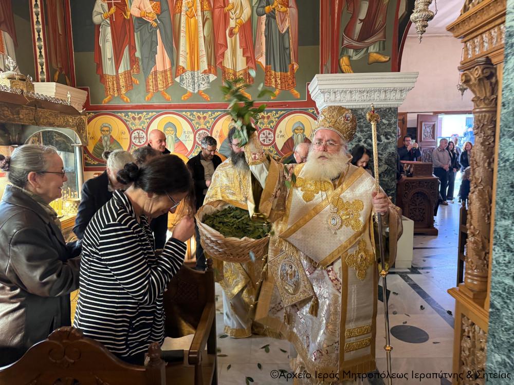 Με κωδωνοκρουσίες και δάφνες η Πρώτη Ανάσταση στη Σητεία: Κατάμεστος ο ναός από πιστούς (pics) 8 Με κωδωνοκρουσίες και δάφνες η Πρώτη Ανάσταση στη Σητεία: Κατάμεστος ο ναός από πιστούς (pics)