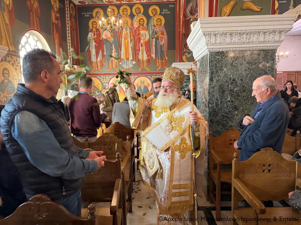 Με κωδωνοκρουσίες και δάφνες η Πρώτη Ανάσταση στη Σητεία: Κατάμεστος ο ναός από πιστούς (pics) 7 Με κωδωνοκρουσίες και δάφνες η Πρώτη Ανάσταση στη Σητεία: Κατάμεστος ο ναός από πιστούς (pics)