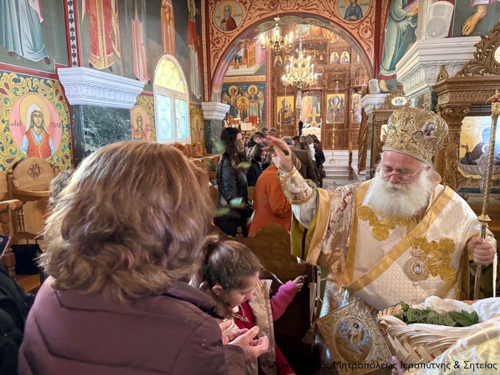 Με κωδωνοκρουσίες και δάφνες η Πρώτη Ανάσταση στη Σητεία: Κατάμεστος ο ναός από πιστούς (pics) 6 Με κωδωνοκρουσίες και δάφνες η Πρώτη Ανάσταση στη Σητεία: Κατάμεστος ο ναός από πιστούς (pics)