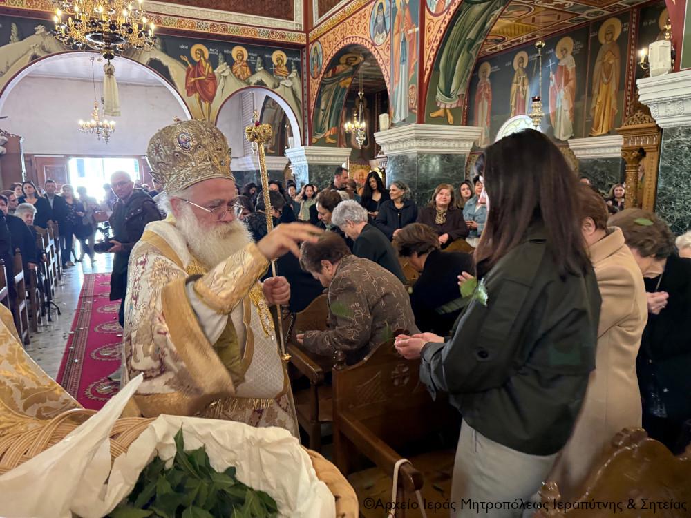 Με κωδωνοκρουσίες και δάφνες η Πρώτη Ανάσταση στη Σητεία: Κατάμεστος ο ναός από πιστούς (pics) 5 Με κωδωνοκρουσίες και δάφνες η Πρώτη Ανάσταση στη Σητεία: Κατάμεστος ο ναός από πιστούς (pics)