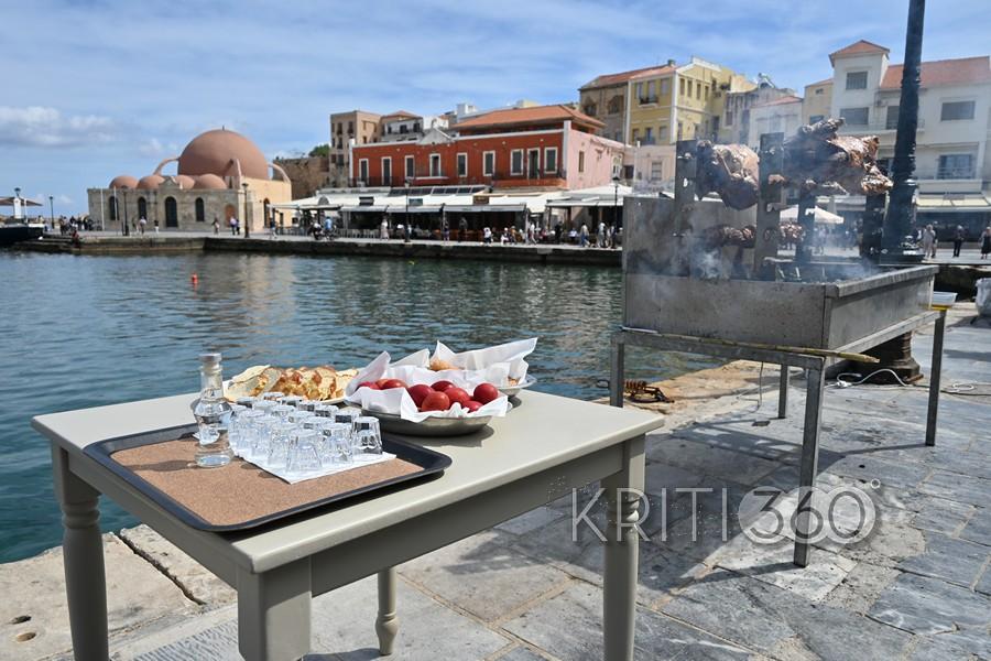 Χανιά: Οβελίας δίπλα στο κύμα – Το Ενετικό Λιμάνι «πλημμύρισε» από άρωμα Πάσχα (εικόνες) 10 Χανιά: Οβελίας δίπλα στο κύμα – Το Ενετικό Λιμάνι «πλημμύρισε» από άρωμα Πάσχα (εικόνες)