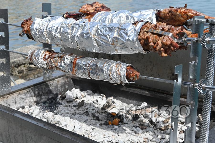 Χανιά: Οβελίας δίπλα στο κύμα – Το Ενετικό Λιμάνι «πλημμύρισε» από άρωμα Πάσχα (εικόνες) 9 Χανιά: Οβελίας δίπλα στο κύμα – Το Ενετικό Λιμάνι «πλημμύρισε» από άρωμα Πάσχα (εικόνες)