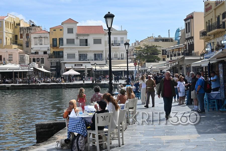 Χανιά: Οβελίας δίπλα στο κύμα – Το Ενετικό Λιμάνι «πλημμύρισε» από άρωμα Πάσχα (εικόνες) 8 Χανιά: Οβελίας δίπλα στο κύμα – Το Ενετικό Λιμάνι «πλημμύρισε» από άρωμα Πάσχα (εικόνες)