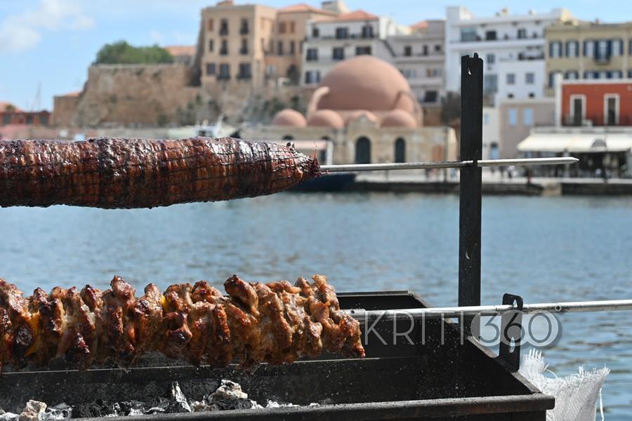 Χανιά: Οβελίας δίπλα στο κύμα – Το Ενετικό Λιμάνι «πλημμύρισε» από άρωμα Πάσχα (εικόνες) 7 Χανιά: Οβελίας δίπλα στο κύμα – Το Ενετικό Λιμάνι «πλημμύρισε» από άρωμα Πάσχα (εικόνες)