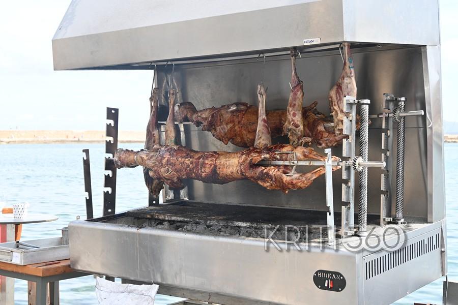 Χανιά: Οβελίας δίπλα στο κύμα – Το Ενετικό Λιμάνι «πλημμύρισε» από άρωμα Πάσχα (εικόνες) 5 Χανιά: Οβελίας δίπλα στο κύμα – Το Ενετικό Λιμάνι «πλημμύρισε» από άρωμα Πάσχα (εικόνες)