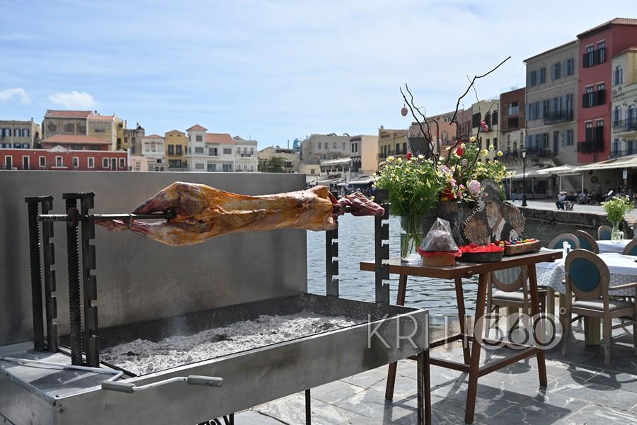 Χανιά: Οβελίας δίπλα στο κύμα – Το Ενετικό Λιμάνι «πλημμύρισε» από άρωμα Πάσχα (εικόνες) 4 Χανιά: Οβελίας δίπλα στο κύμα – Το Ενετικό Λιμάνι «πλημμύρισε» από άρωμα Πάσχα (εικόνες)