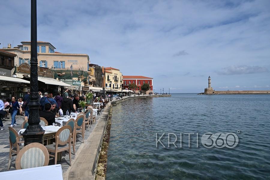 Χανιά: Οβελίας δίπλα στο κύμα – Το Ενετικό Λιμάνι «πλημμύρισε» από άρωμα Πάσχα (εικόνες) 3 Χανιά: Οβελίας δίπλα στο κύμα – Το Ενετικό Λιμάνι «πλημμύρισε» από άρωμα Πάσχα (εικόνες)