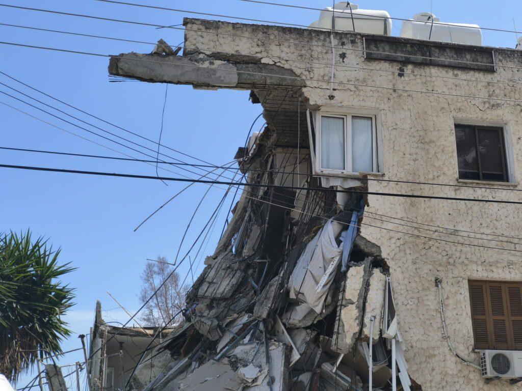 Τραγωδία στην Κύπρο: Κατέρρευσε πολυκατοικία στη Γερμασόγεια – Ένας νεκρός και φόβοι για εγκλωβισμένους 5 Τραγωδία στην Κύπρο: Κατέρρευσε πολυκατοικία στη Γερμασόγεια – Ένας νεκρός και φόβοι για εγκλωβισμένους