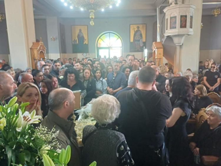 Τυμπάκι: Σε κλίμα βαθιάς οδύνης αποχαιρετούν την Ειρήνη Σβυρινάκη - Κατάμεστος ο Άγιος Τίτος στο τελευταίο «αντίο»