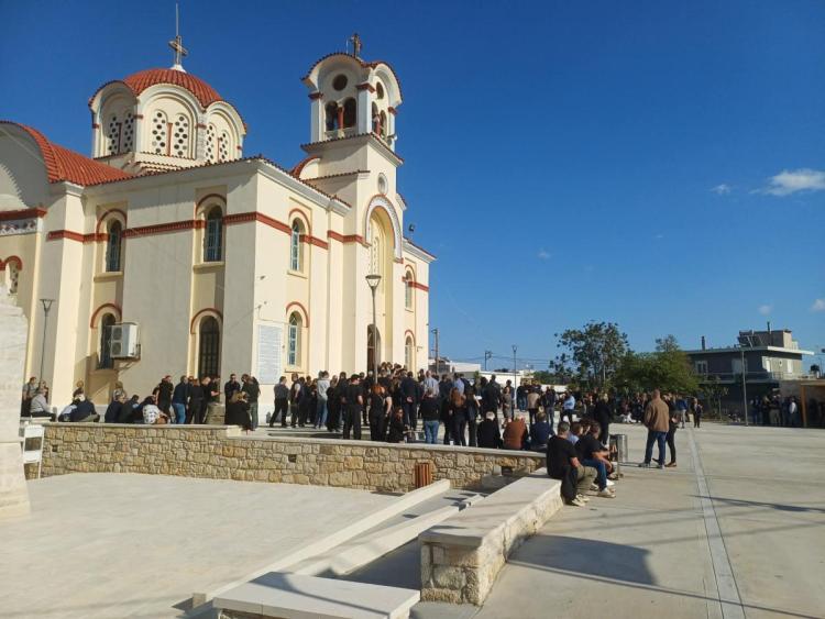 Τυμπάκι: Σε κλίμα βαθιάς οδύνης αποχαιρετούν την Ειρήνη Σβυρινάκη - Κατάμεστος ο Άγιος Τίτος στο τελευταίο «αντίο»