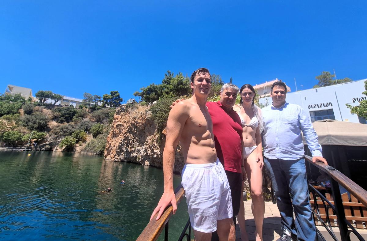 Από τα cliff diving στα σκαλιά της εκκλησίας: Το ζευγάρι που «σφράγισε» τον έρωτά του με βουτιές στον Άγιο Νικόλαο! 3 Από τα cliff diving στα σκαλιά της εκκλησίας: Το ζευγάρι που «σφράγισε» τον έρωτά του με βουτιές στον Άγιο Νικόλαο!